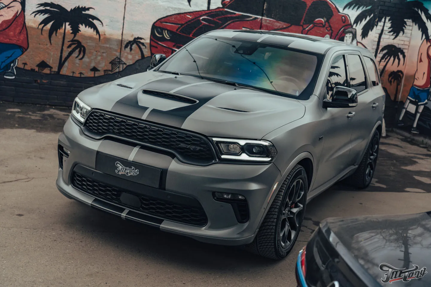 Оклейка Dodge Durango SRT матовым полиуретаном, обработка керамикой, фирменный шиномонтаж на стендах Hunter